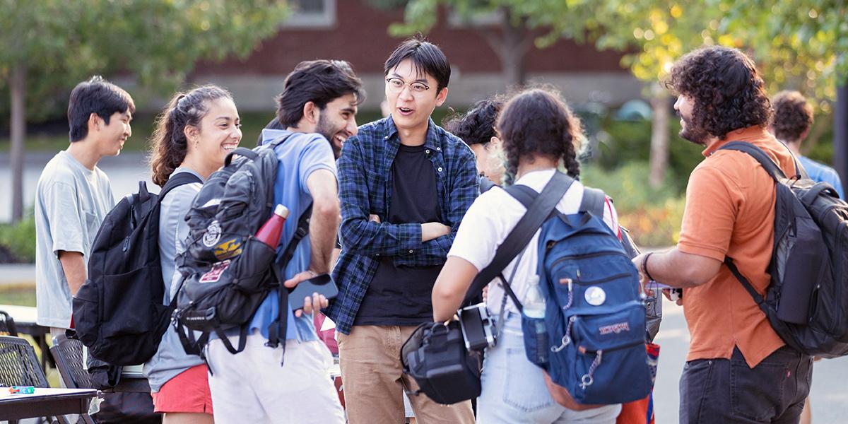 买球平台的学生们聚集在美丽的秋天.